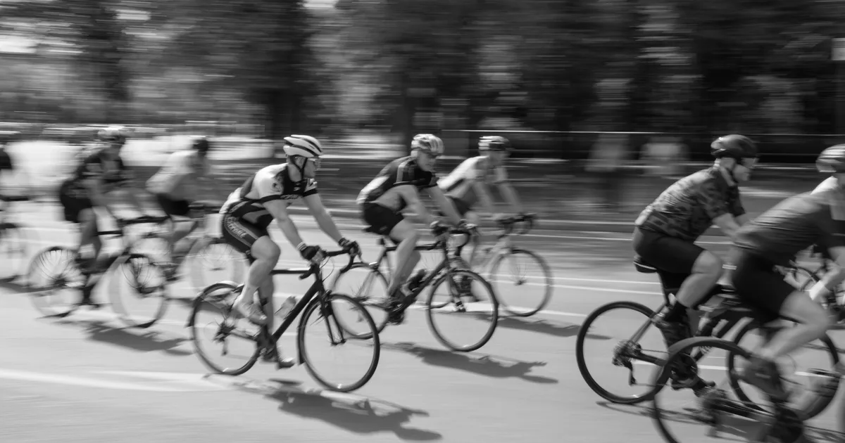 Ciclistas de carretera entrenando en grupo durante una salida de resistencia.
